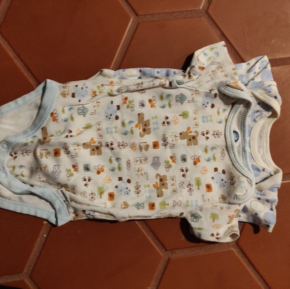 Bundle of 3 dog-themed NB onsies - Picture 2 of 3